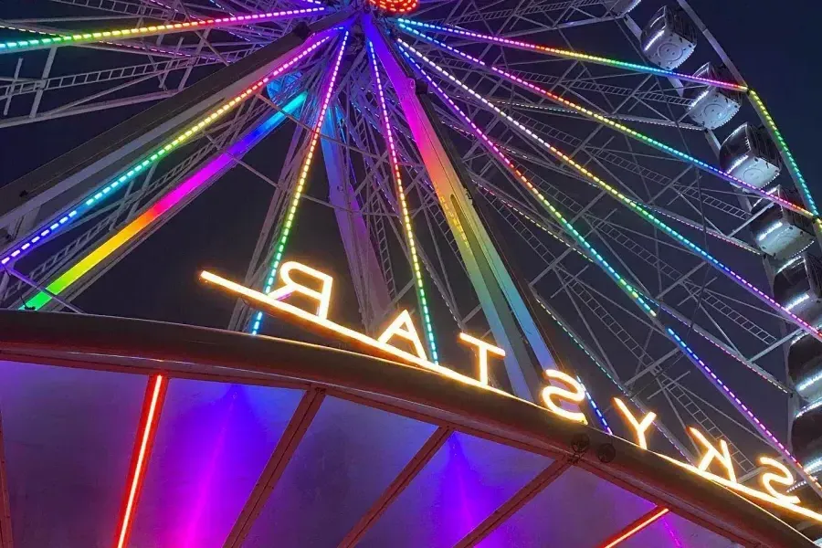 Vista de cerca de las luces de neón de la noria SkyStar en el Golden Gate Park. 加州贝博体彩app.